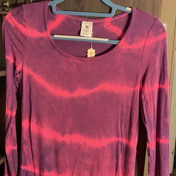 Boutique long sleeved top, NWT, medium, lots of stretch - Picture 2 of 4